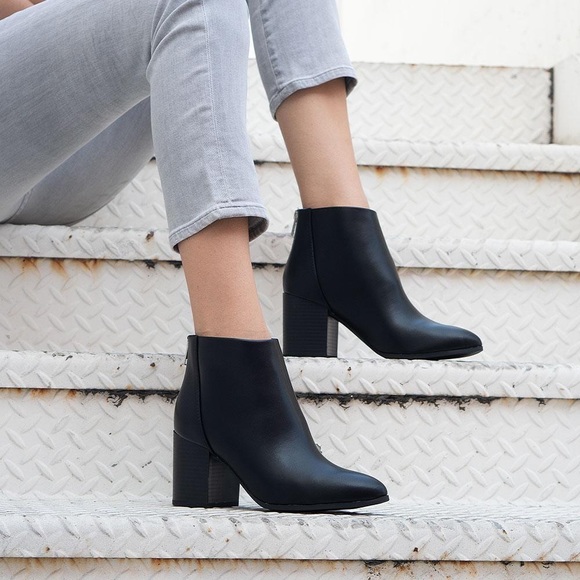 Fabutiq Shoes - Black ankle booties